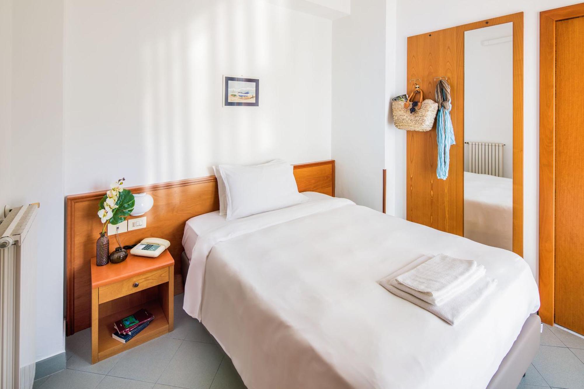 Hotel Tritone Laigueglia Exterior photo