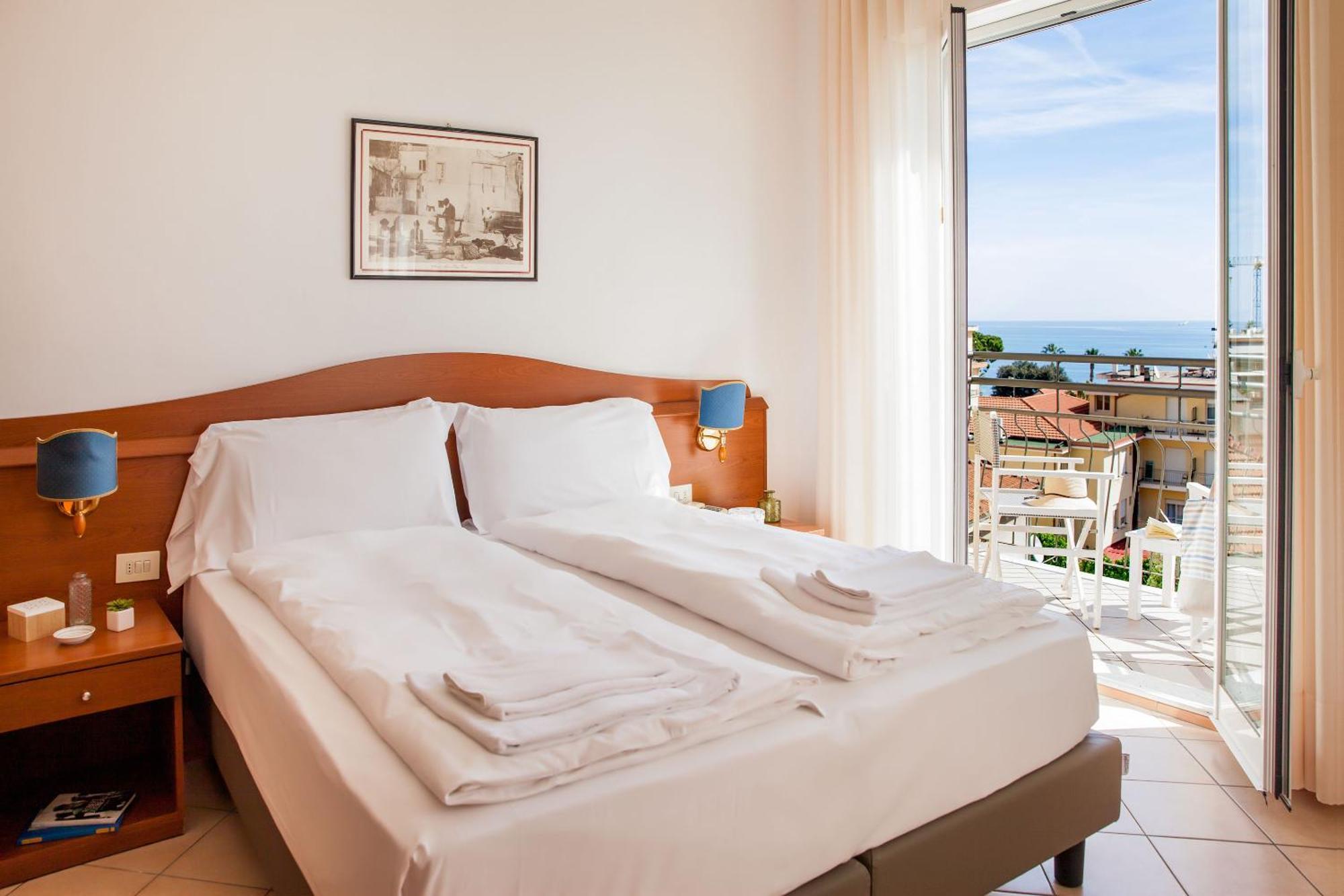 Hotel Tritone Laigueglia Exterior photo