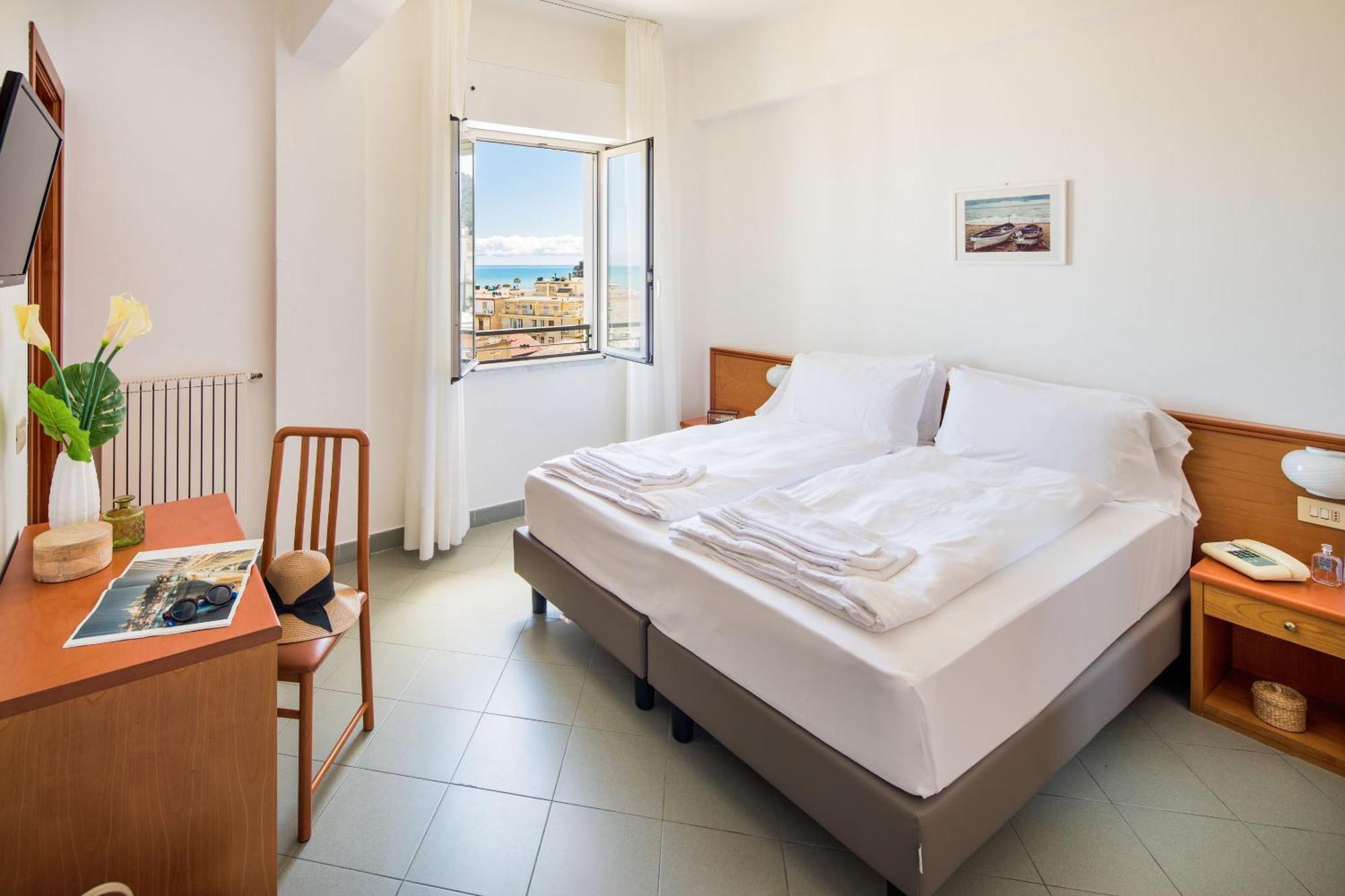 Hotel Tritone Laigueglia Exterior photo