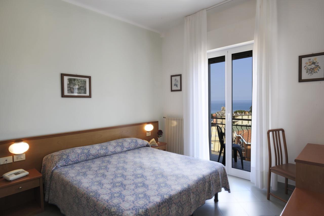 Hotel Tritone Laigueglia Exterior photo